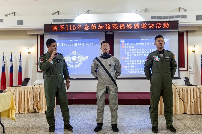 OTS-600型防寒飛行衣採連身式設計，兼顧功能性與舒適性。（圖/軍聞社提供）