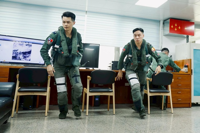 警鈴響起後，警戒飛行員須在限定時間迅速升空執行識別與攔截任務。（圖/軍聞社提供）