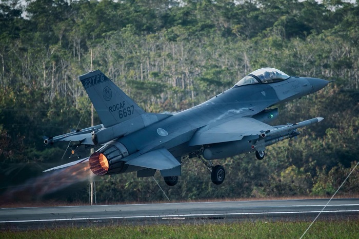 空軍第四戰術戰鬥機聯隊實施F-16型機緊急起飛演練。（圖/軍聞社提供）