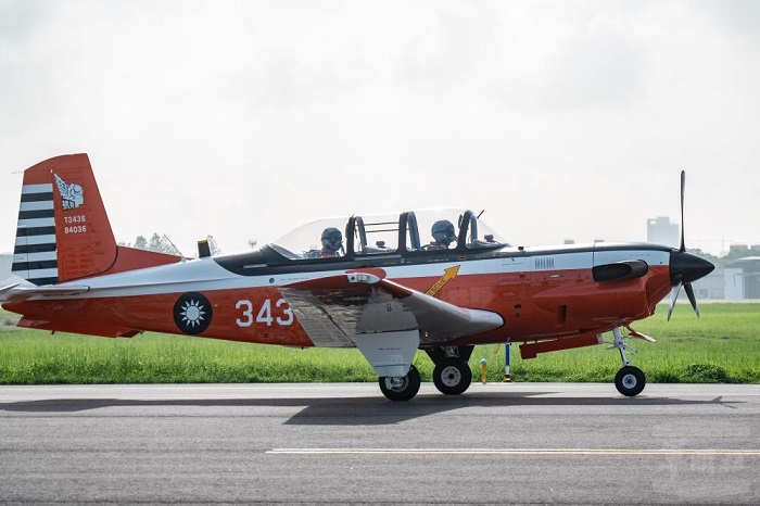 T-34C教練機完成特檢，於13日恢復飛行訓練。（軍聞社提供)