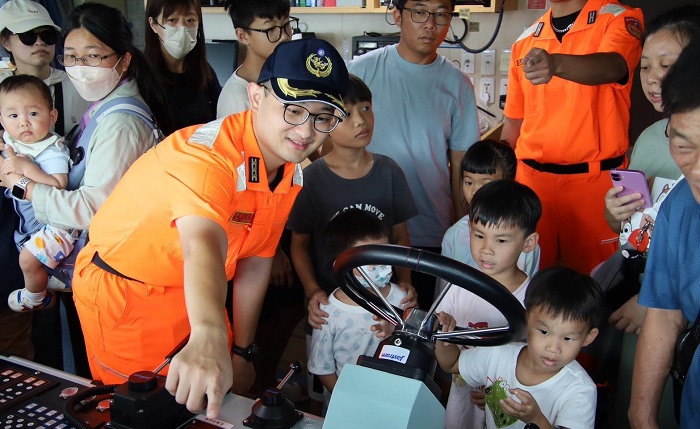 民眾登上連江艦，近距離觀摩先進航海儀器、執法裝備，透過官兵專業導覽解說，深入了解海巡人員執行海上巡護、海域執法、海難救援及海洋保育等重要任務，獲得參訪民眾一致好評。(圖/海巡署艦隊分署第八（澎湖）海巡隊提供)