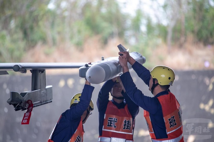 武掛人員在協力合作下完成彈藥裝掛。（圖/軍聞社提供）