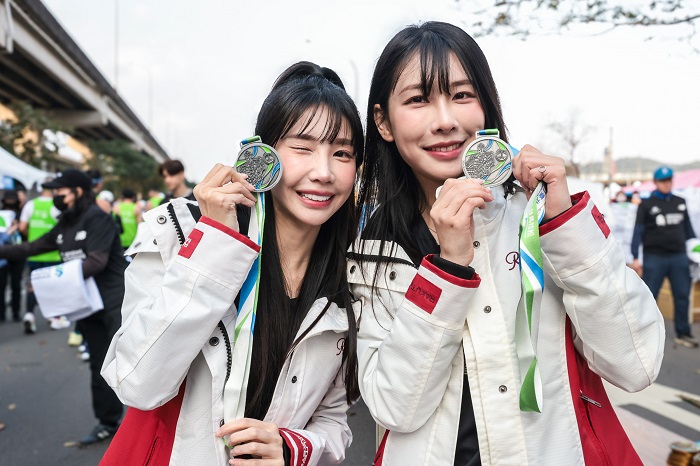 人氣啦啦隊「樂天女孩」於渣打臺北公益馬拉松賽後嘉年華以活力應援為跑者注入滿滿能量，成為賽事現場最吸睛的亮點之一。（圖/渣打臺北公益馬拉松提供）