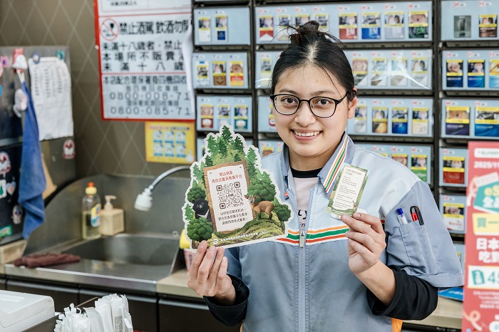 7-ELEVEN 環山門市店員協助宣導改良式獵具推廣平台海報及保育小卡。（圖/林業保育署台中分署提供）
