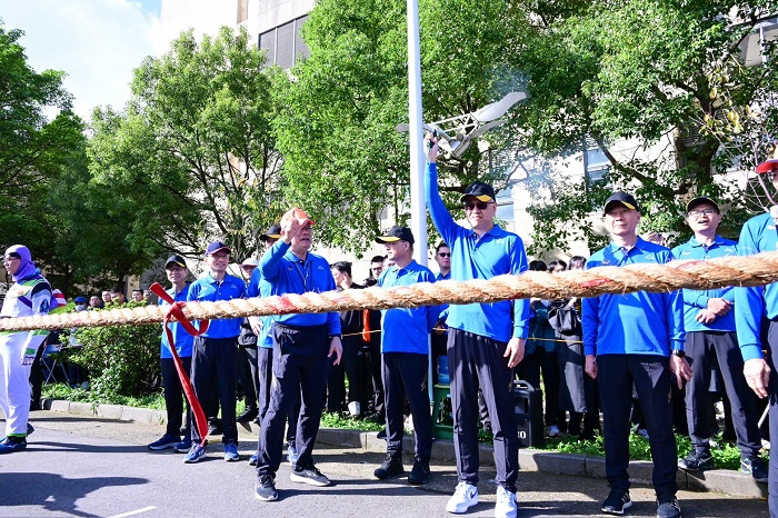 吳堂安為全場焦點的「拔河總決賽」鳴槍啟動。（圖/警大提供）