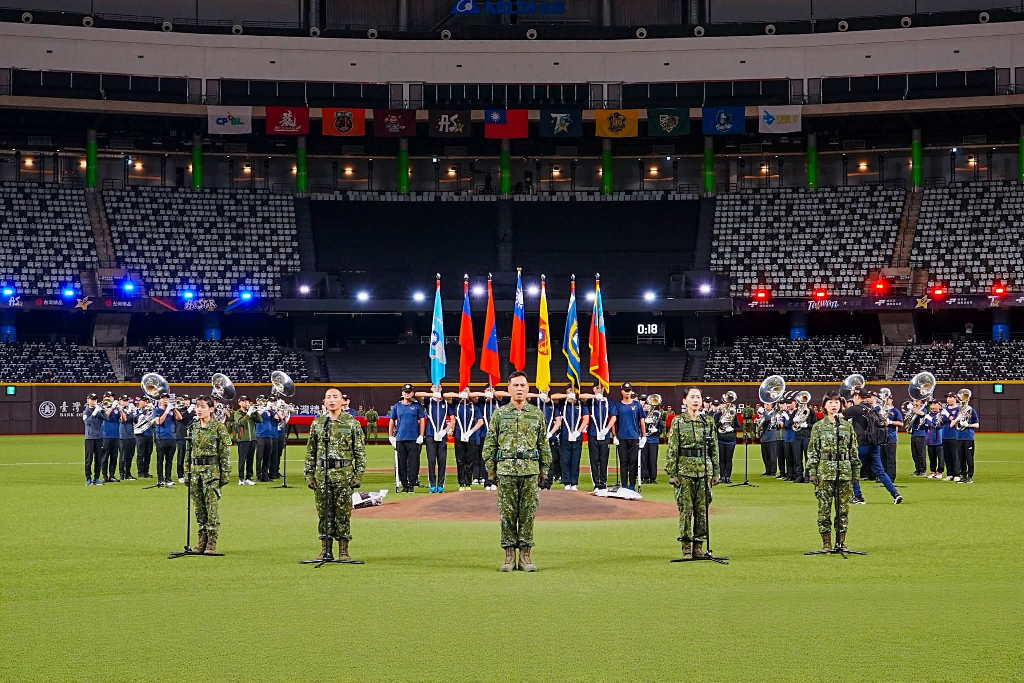 陸軍專科學校學指部指揮官率領6名學生領唱，在示範樂隊的演奏下，全體民眾高聲齊唱國歌。。（國防部提供）