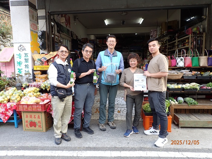 林業保育署臺中分署陳啓榮副分署長至松鶴部落與阿嬌姨共同推廣改良式獵具。（圖/林業保育署台中分署提供）