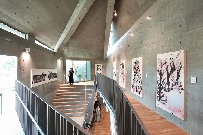 目前館內推出開館首展「初學者：王榮文與藝術家程廷平的對畫」。（嘉義縣政府提供）