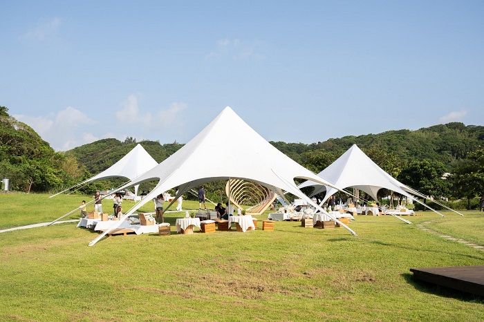 「白潮野餐」直接把海邊變成大型白色系生活場景。（圖/北觀處）