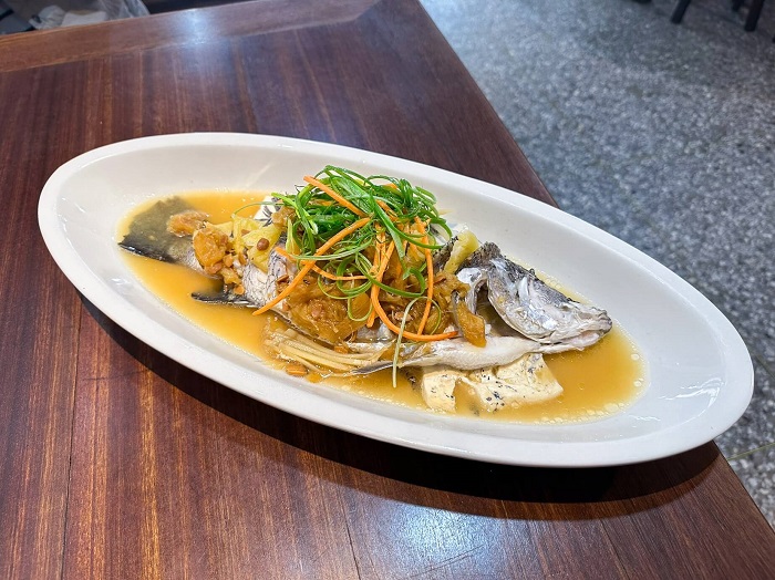 阿爸的客家菜的鳳梨醬清蒸鮮魚。© The MICHELIN Guide