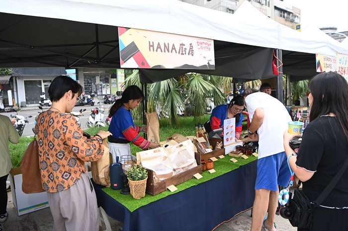 喜歡逛市集的民眾，現場也能一次認識不同的原住民族特色產品。（圖/嘉義市府提供）