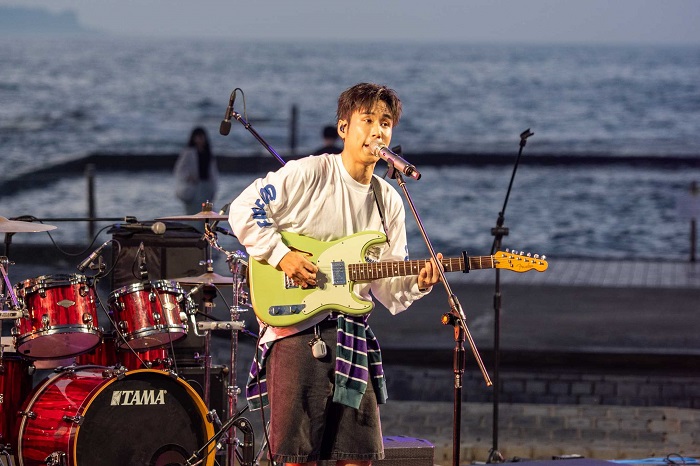 由片山涼太開啟「白潮之夜」音樂派對的序幕。（圖/北觀處）