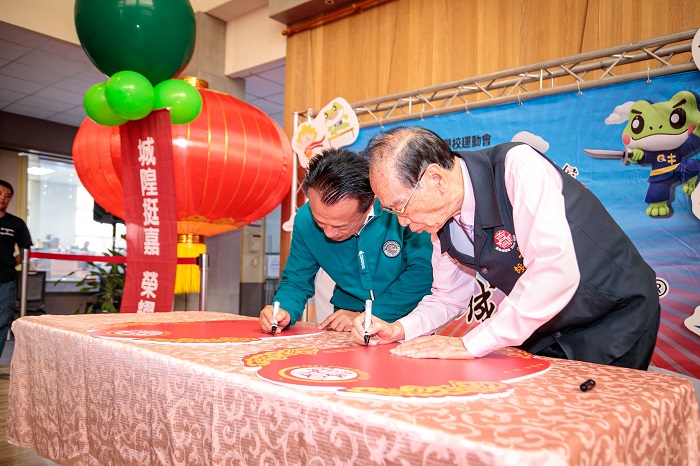 翁章梁與城隍廟董事長楊嘉南共同書寫大型祈福令牌。（嘉義縣政府提供）