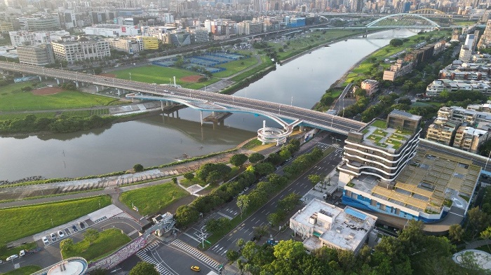 民眾可站在橋上欣賞基隆河景觀及城市天際線，也能近距離觀賞松山機場飛機起降，成為兼具交通功能與觀光特色的新據點。（北市新工處提供）