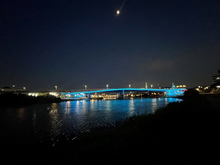 橋梁倒映河面後，也為基隆河夜景增添不同風貌。（北市新工處提供）