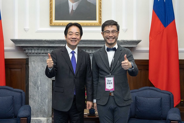 圖說：本一科技技術長、奇美醫院教學部部長廖家德醫師（右）與多團隊開發的AI醫療應用圈，為臺灣醫療帶來開創性的正向影響力，於三月獲總統賴清德（左）接見。（資料來源：總統府）