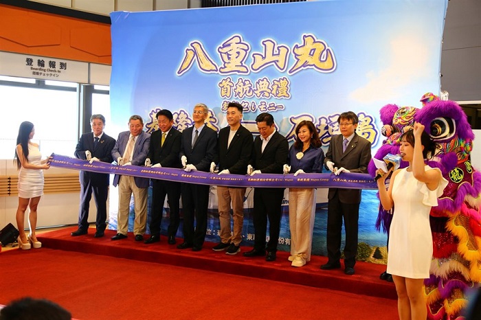 八重山丸首航剪綵儀式(照片人物由左至右為株式會社商船YAIMA大濵達也董事長、華岡集團洪清潭會長、石垣市中山義隆市長、航港局葉協隆局長、林沛祥立法委員、陳俊宇立法委員、基隆市邱珮琳副市長、基隆港務分公司蘇建榮總經理)。(照片來源:臺灣港務股份有限公司基隆港務分公司提供)