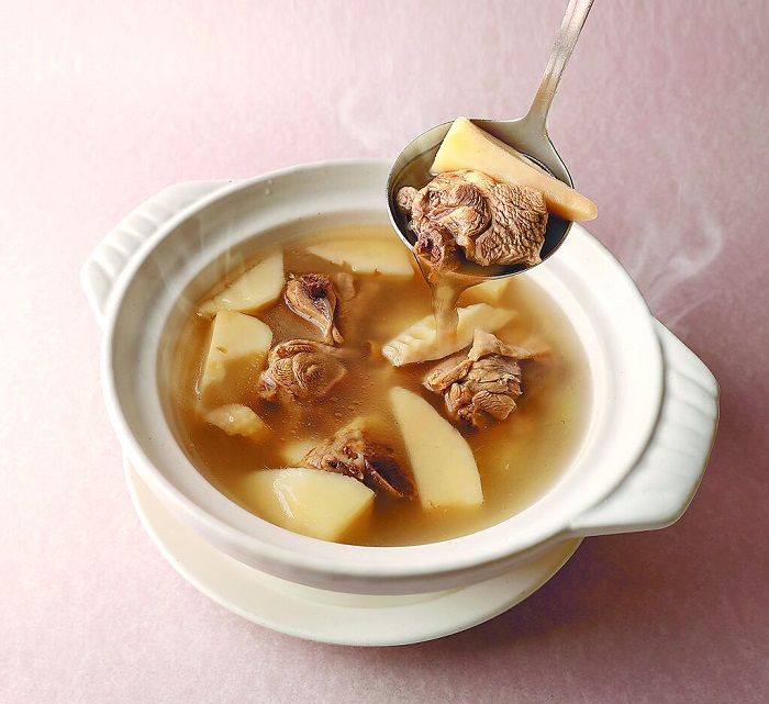 「綠竹筍燉雞湯」的土雞肉和綠竹筍的鮮甜都融入清澈湯頭中。(點水樓提供)