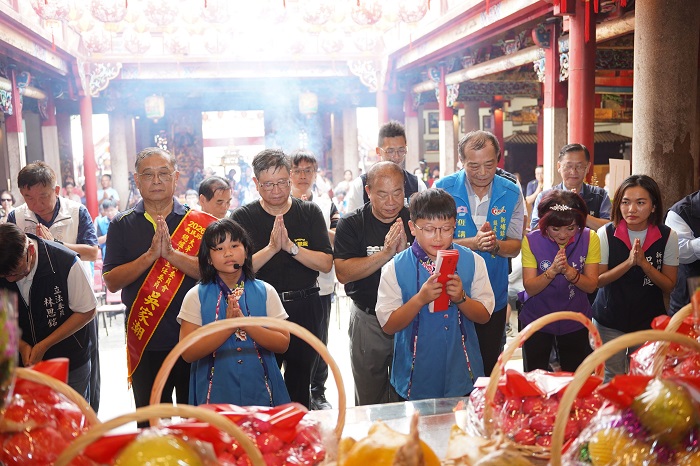 照門國小學生盧羿澔(前排右)、清水國小學生陳俐均(前排左)共同恭讀祝禱文。（圖/新竹縣政府提供）