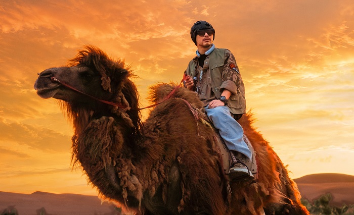 大馬鬼才黃明志（Namewee）發表史詩單曲《不可分割》，突破華語音樂疆界遠赴蒙古，展開跨越時空與國籍的文化深度對話。透過音樂力量反映當代的反戰課題。（圖：亞洲通文創）