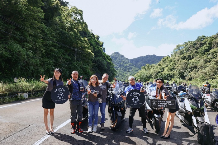 車友於活動現場出示車鑰匙並完成拍照打卡，即可兌換咖啡及甜點。照片提供：YAMAHA