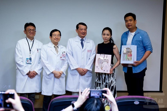 三總醫療團隊與林小姐夫婦合影。（圖/軍聞社）