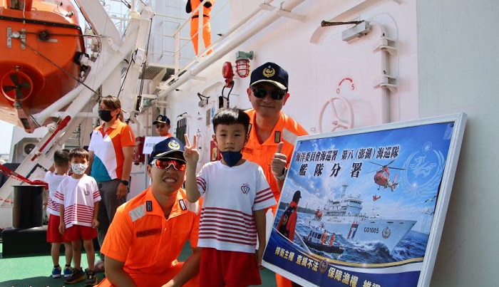 連江艦艦長黃聰正表示，期望透過此次艦艇開放參觀活動，讓民眾能夠親身走進海巡、認識海巡，進而支持海巡工作，共同關心海洋事務。(圖/海巡署艦隊分署第八（澎湖）海巡隊提供)