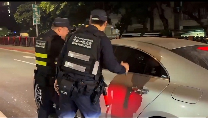 北市警方表示，執法過程中，員警會先向駕駛人說明檢測流程、快篩試劑使用方式及相關權益。（圖/臺北市政府警察局提供）