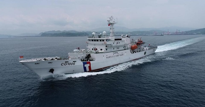 中共「秀山艦」接替侵擾東部海域，海巡署已調派「八里艦」、「花蓮艦」等艦船全程監控。（圖由海巡署提供）