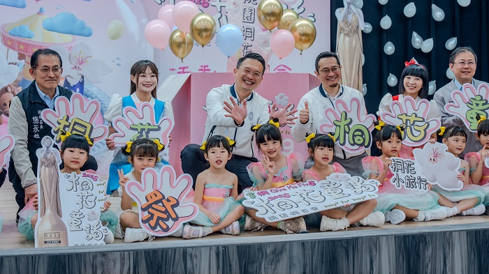 「2026桃園桐花祭」主視覺以「童話桐花遊樂園」為概念，邀請YOYO家族與兒童樂團J HALL演出，打造親子同樂氛圍。（桃園市府提供）