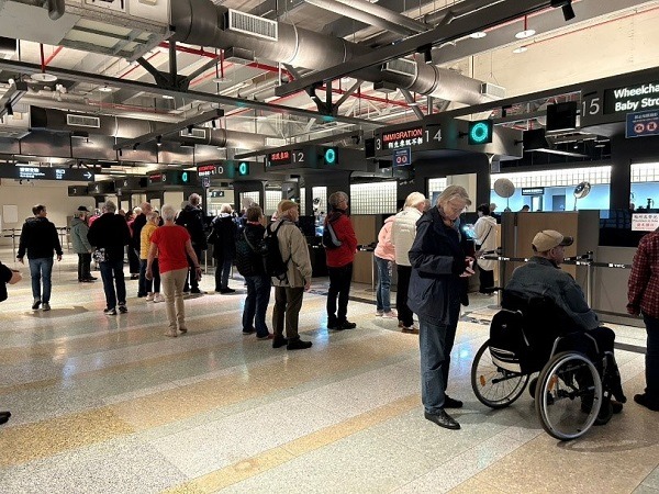 搭乘同一艘國際郵輪進出台灣的外籍旅客，可全面使用e-Gate快速通關。(圖/移民署提供)