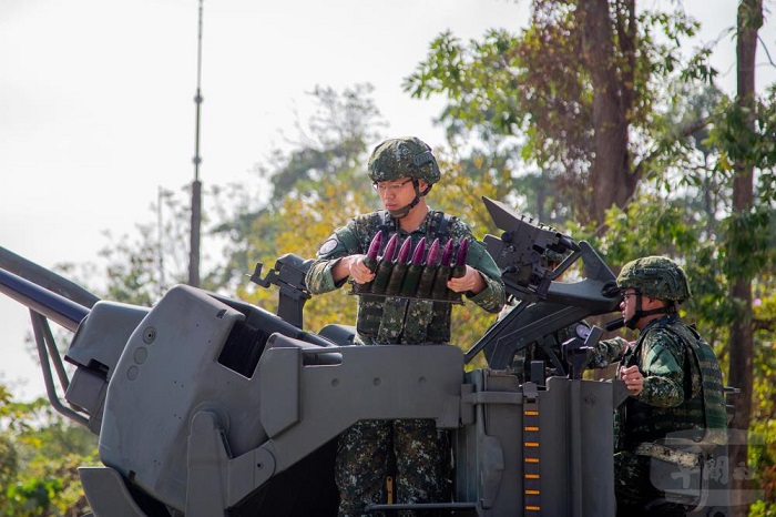 官兵實施35快砲彈藥裝填。（圖/軍聞社提供）