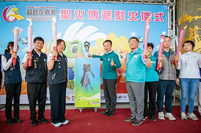 授旗儀式，由翁章梁授旗予永慶高中，由校長郭春松代表接旗，象徵嘉義代表隊整裝出征。（嘉義縣政府提供）