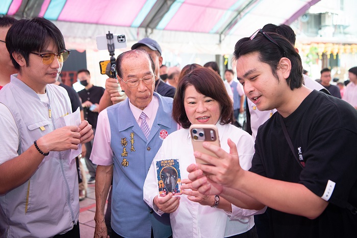 全台唯一諸羅城隍夜巡9月11日登場。國定古蹟嘉義城隍廟8/7日上午舉辦2026夜巡諸羅城宣傳,市長黃敏惠、城隍廟董事長楊嘉南參觀文創小物。(圖/嘉義市府提供)