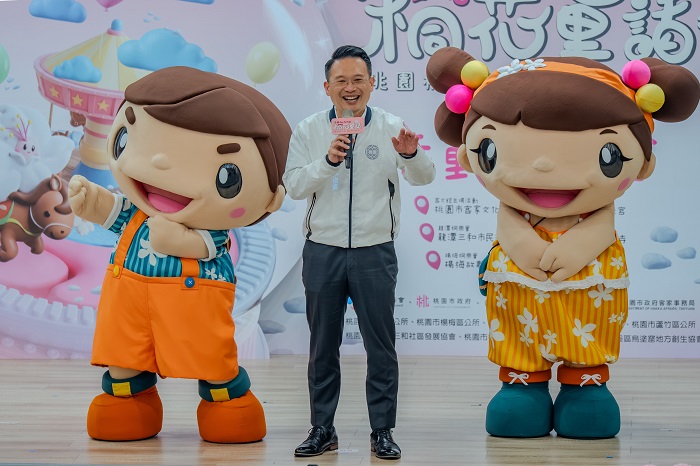 活動也融入客家文化體驗，包括牛汶水、桐花粄與粢粑等傳統美食手作，以及小小祭伯公漢服體驗、親子著色活動，讓文化向下扎根。（桃園市府提供）