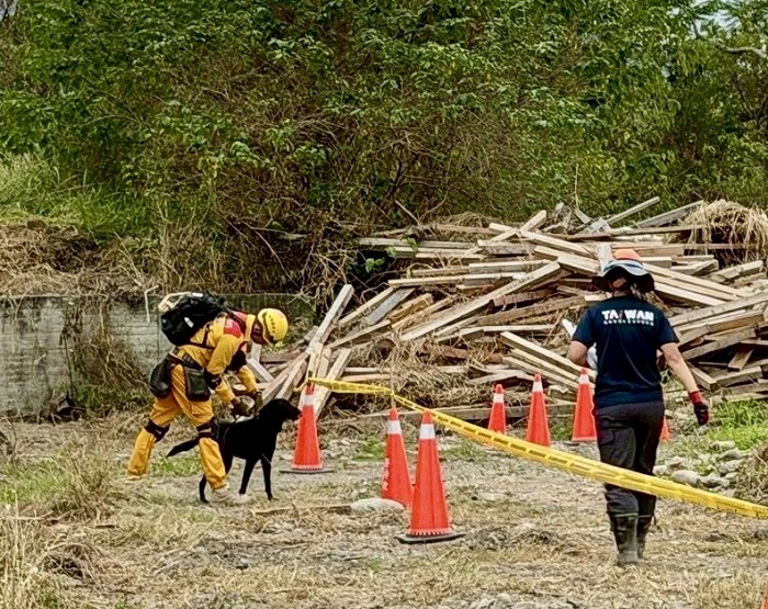 竹市搜救犬在MRT測驗情形。（圖/新竹市消防局提供）