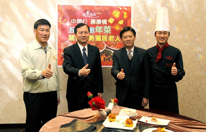 廖國宏前董事長(右2)長期推動社會公益，臺中福華以愛與關懷在新春佳節前夕，將團圓年菜送到長輩家中。（臺中福華大飯店提供）