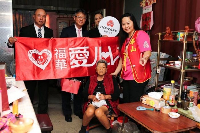 廖國宏(左2)用實際行動回饋地方，台中福華與華山基金會陪伴弱勢家庭和孤老長者一起共度佳節。（臺中福華大飯店提供）