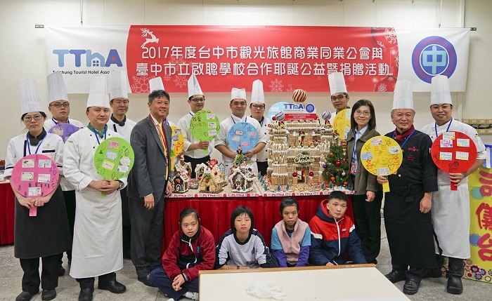 廖國宏(左5)擔任臺中市觀光旅館商業同業公會理事長期間，聯手公會會員舉辦「耶誕公益暨捐贈活動」。（臺中福華大飯店提供）