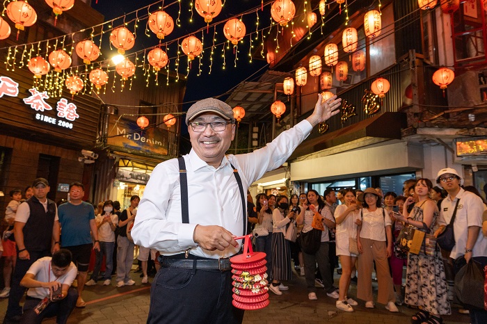 侯友宜市長提著造型小提燈,在昇平戲院下的璀璨紅燈籠海邀請大家一起來九份遊玩。