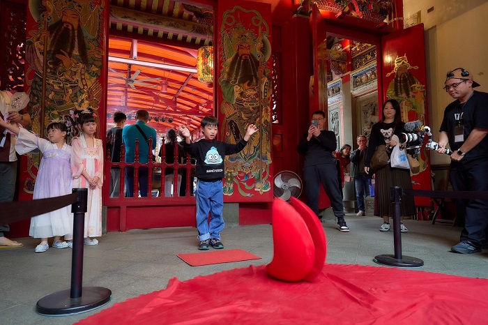 「宜蘭傳藝園區」擲筊體驗。（圖/交通部觀光局提供）