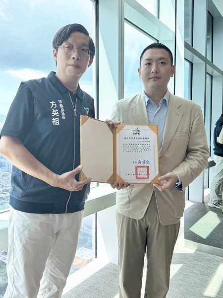 焦糖楓策略長周建誠（右）呼籲大家品嚐美味又健康的串燒。（圖：焦糖楓）