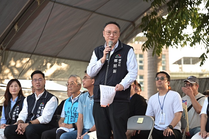 鄭副市長致詞,與民眾共享踩舞嘉年華熱情。(圖/中市觀旅局提供)