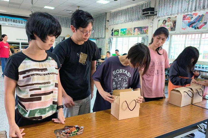 圖說：日日好食長期與公益單位合作推出公益禮盒，邀請被照護者一起參與出貨作業，讓節慶送禮不只送心意、更能成為關懷支持社會的溫暖力量。（資料來源：日日好食）