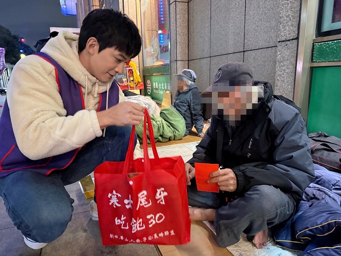 歲末送暖迎立春　王家梁夜訪街頭送年禮　力挺人安基金會「寒士吃飽30」