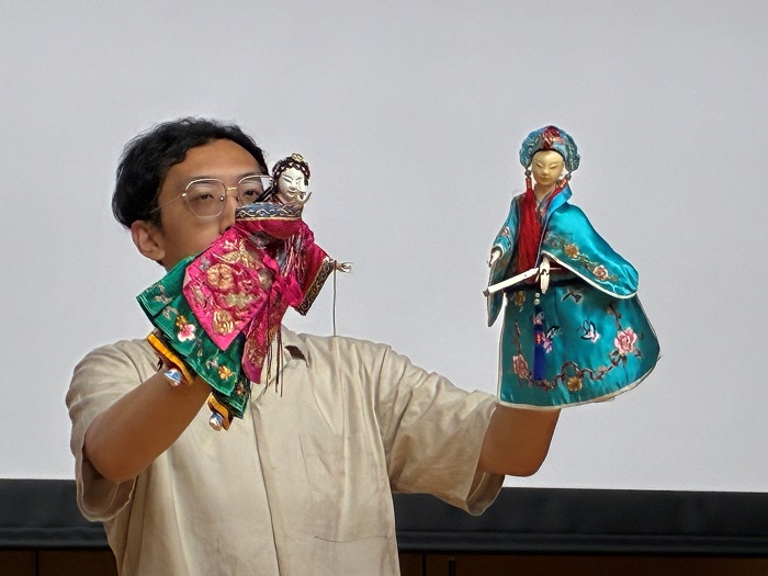 亦宛然掌中劇團團員張家銘於開幕式時演示戲偶（臺灣文化中心提供）