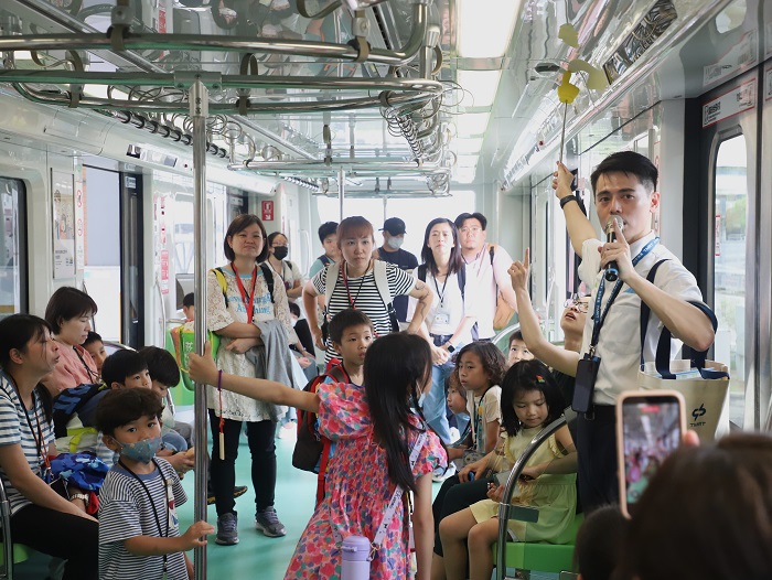  導覽人員說明列車上安全設備。（台中捷運公司提供）