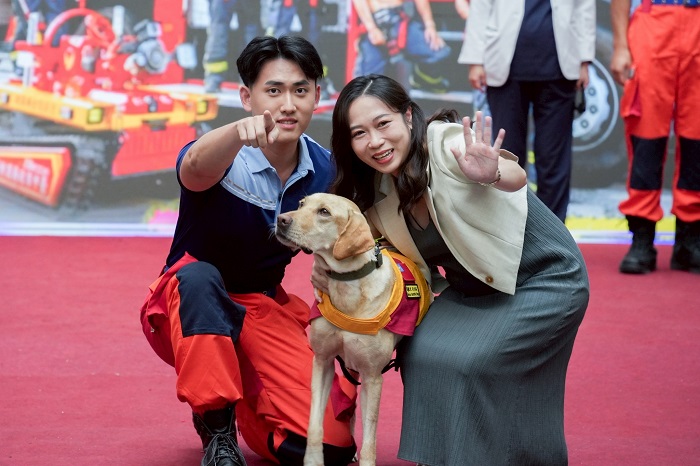 搜救犬也參與拍攝。（中市府消防局提供）