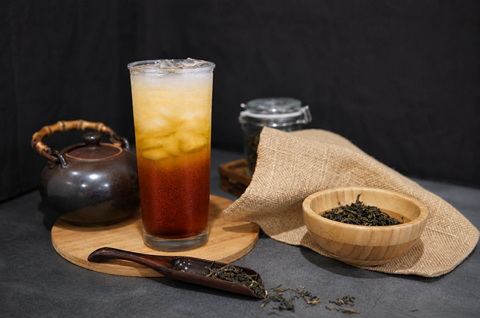 圖說：「特級綠茶」以純粹茶香深受手搖控喜愛，越簡單越耐喝，無配料的原茶穩居夏季熱銷前三名。（資料來源：清心福全）