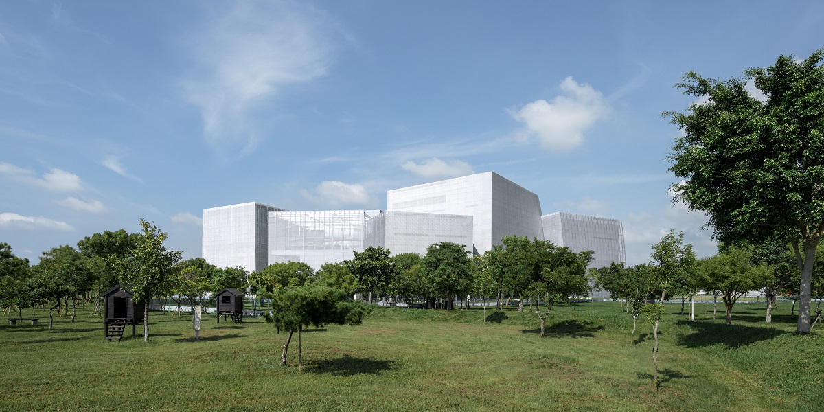臺中綠美圖建築外觀採用造型金屬擴張網帷幕設計 具有相當高之遮陽性減少空調耗能